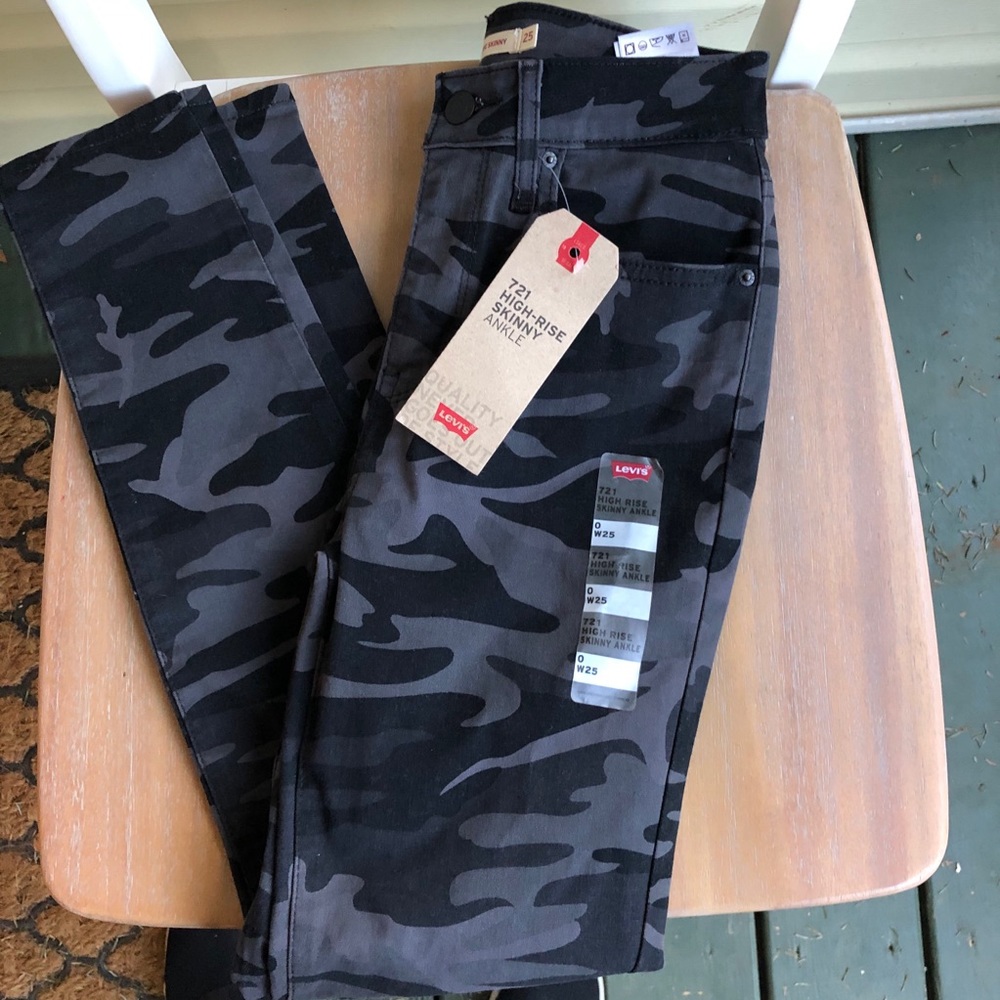 NWT Levi 721 high rise size 25/0 black camo